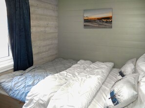 3 bedrooms, desk, Internet