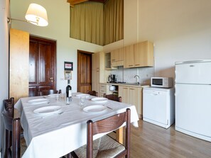 Fridge, microwave, dishwasher, cookware/dishes/utensils