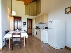 ثلاجة، ميكروويف، غسالة أطباق، مستلزمات طهي/أطباق/أوعية