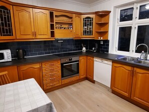 Kjøleskap, mikrobølgeovn, ovn og oppvaskmaskin