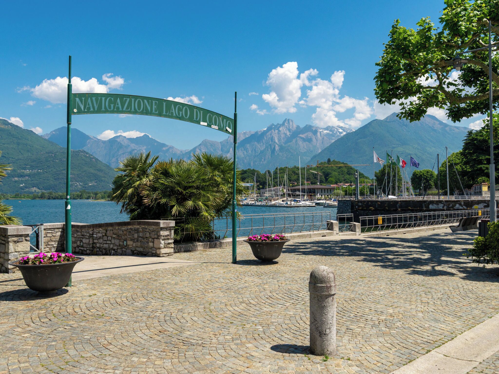 Mukulakivipolku johtaa järven rantaan, ja siellä on kyltti, jossa lukee: »Navigazione Lago Di Como».