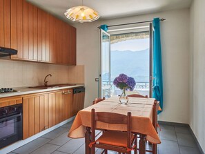 Een koelkast, een oven, een vaatwasser, kookgerei, borden en bestek