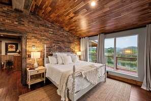 6 bedrooms, desk, iron/ironing board, travel cot