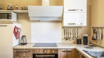 KĂŒhlschrank, Mikrowelle, Ofen, Hochstuhl