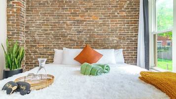 8 habitaciones, caja de seguridad en la habitación y escritorio