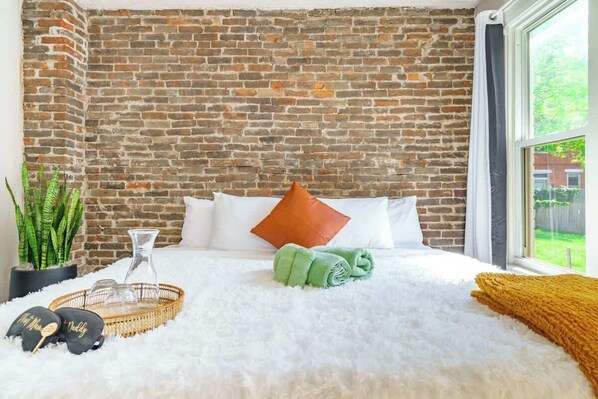 8 bedrooms, in-room safe, desk, iron/ironing board