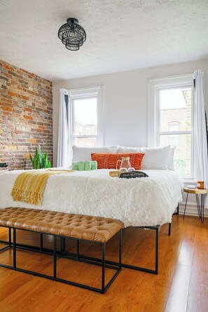 8 bedrooms, desk, iron/ironing board, travel crib