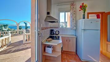 Kühlschrank, Mikrowelle, Ofen, Hochstuhl