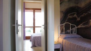 2 bedrooms, iron/ironing board, WiFi