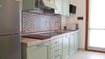 Een koelkast, een microgolfoven, een vaatwasser