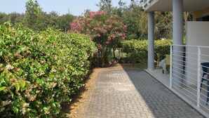 Un chemin pavé mène à un bâtiment doté d’un balcon.