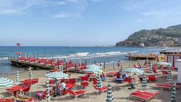 Una spiaggia nelle vicinanze