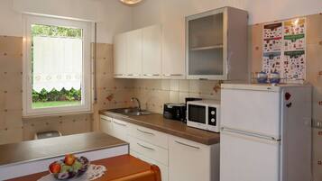 Frigorifero, microonde, tostapane, pentole/stoviglie/utensili