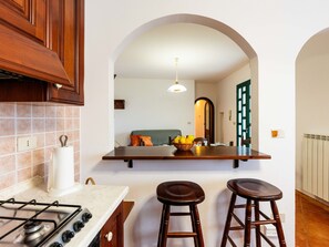 Kjøleskap, ovn og kjøkkenutstyr