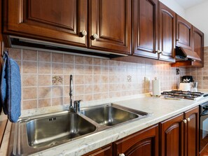 Een koelkast, een oven, een broodrooster, een kinderstoel