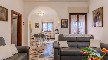 Fernseher, Kamin, Tischfußball