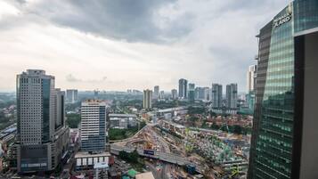 Panorama urbano con moderni grattacieli, tra cui spiccano gli edifici 'Menara JLand' e 'NOMARK'.