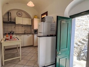 Refrigerador, microondas, tostadora y utensilios de cocina