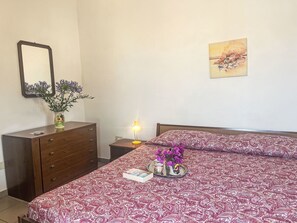 2 عدّة غرف نوم ومكواة/لوح كي