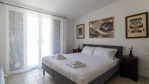 1 habitación, tabla de planchar con plancha, cunas y ropa de cama