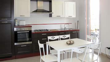 Frigorifero, forno, tostapane, seggiolone