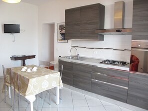 Kühlschrank, Ofen, Kochgeschirr/Geschirr/Besteck