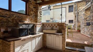 KĂŒhlschrank, Ofen, GeschirrspĂŒler, Kochgeschirr/Geschirr/Besteck