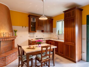 Kühlschrank, Ofen, Kochgeschirr/Geschirr/Besteck