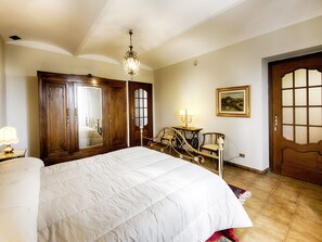 4 bedrooms, desk, WiFi
