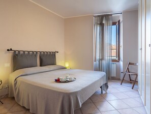 2 habitaciones, tabla de planchar con plancha y internet 