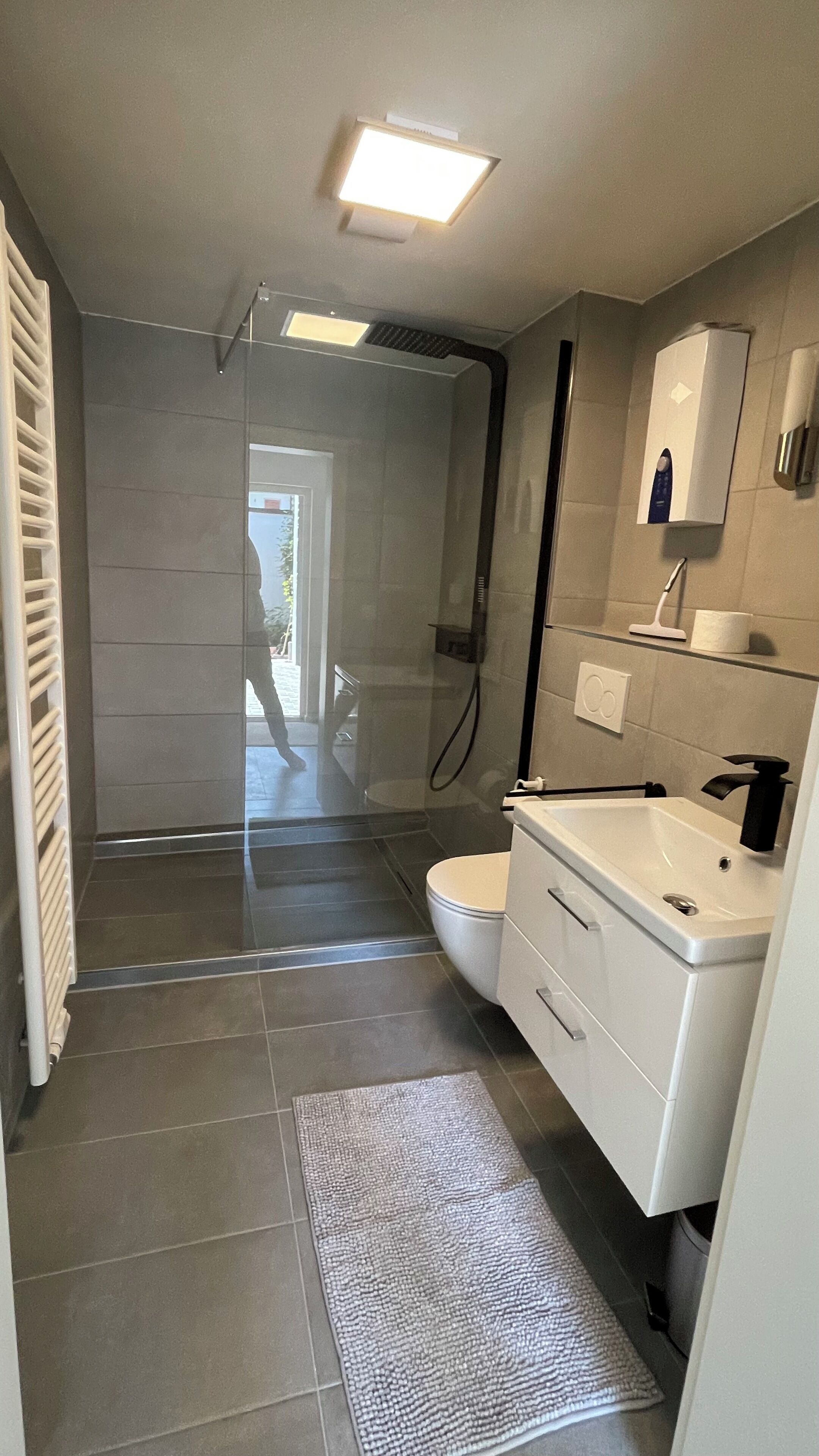 Dusche, kostenlose Toilettenartikel, Haartrockner, Hausschuhe