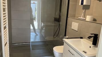 Dusche, kostenlose Toilettenartikel, Haartrockner, Hausschuhe