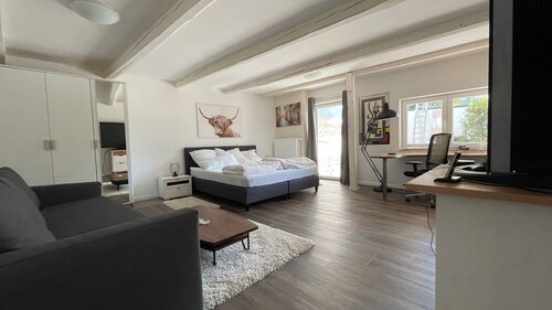 Oase im Grünen Hinterhof, EG, Ruhe, Terrasse, Carport, Free Paytv, Kaffee&tee,