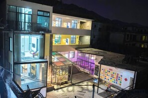 A multi-level building with glass balconies and a visible interior. - Xiaochengshanyue Inn ((Dali Ancient City South Gate) (Dali City)