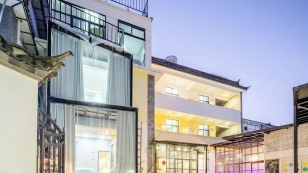 A modern multi-story building with large windows and balconies. - Xiaochengshanyue Inn ((Dali Ancient City South Gate) (Dali City)