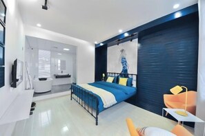Une chambre à coucher moderne avec un lit, un bureau et une chaise.