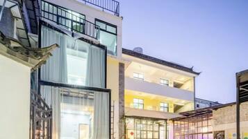 En bygning med flere etager, altaner, store vinduer og moderne arkitektur.