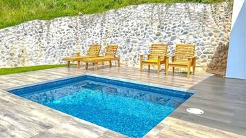 Kolam renang outdoor, dengan payung kolam renang dan kursi berjemur