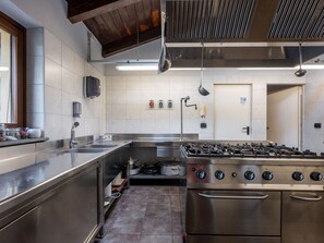 Een koelkast, een microgolfoven, een oven, een vaatwasser