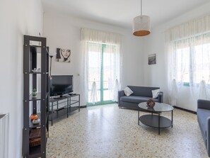 TV - Carleadri by Interhome (Civezza)