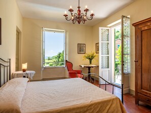 4 makuuhuonetta, työpöytä, internet