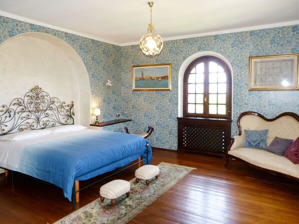 5 bedrooms, desk, iron/ironing board, WiFi