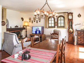 Televisie en een open haard