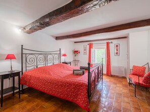 3 bedrooms, desk, Internet