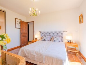 3 bedrooms, desk, Internet