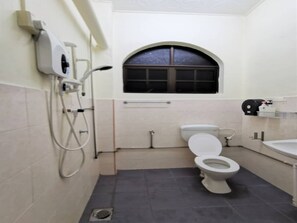 A bathroom with a toilet, bidet, and sink. - OYO 91031 House No 8 (Muar)