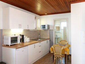 Kjøleskap, mikrobølgeovn og kjøkkenutstyr