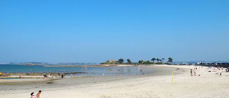 Una spiaggia nelle vicinanze