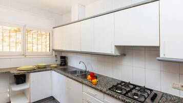 Frigorífico, horno, tostadora y trona infantil