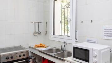 Frigorífico, microondas, horno y utensilios de cocina